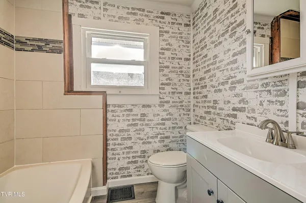 $274,550 | 410 West Highland Road, Johnson City, TN 37604