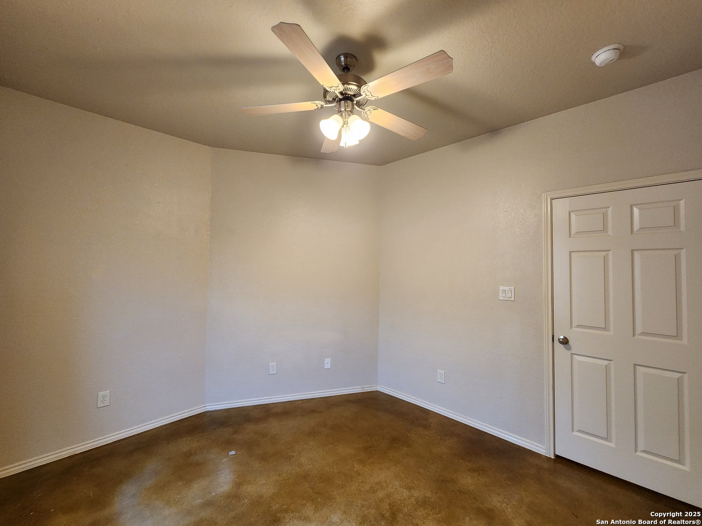 210 Anne Louise Drive New Braunfels, TX 78130 - Photo 12 of 18 an empty room with a ceiling fan and a chandelier fan