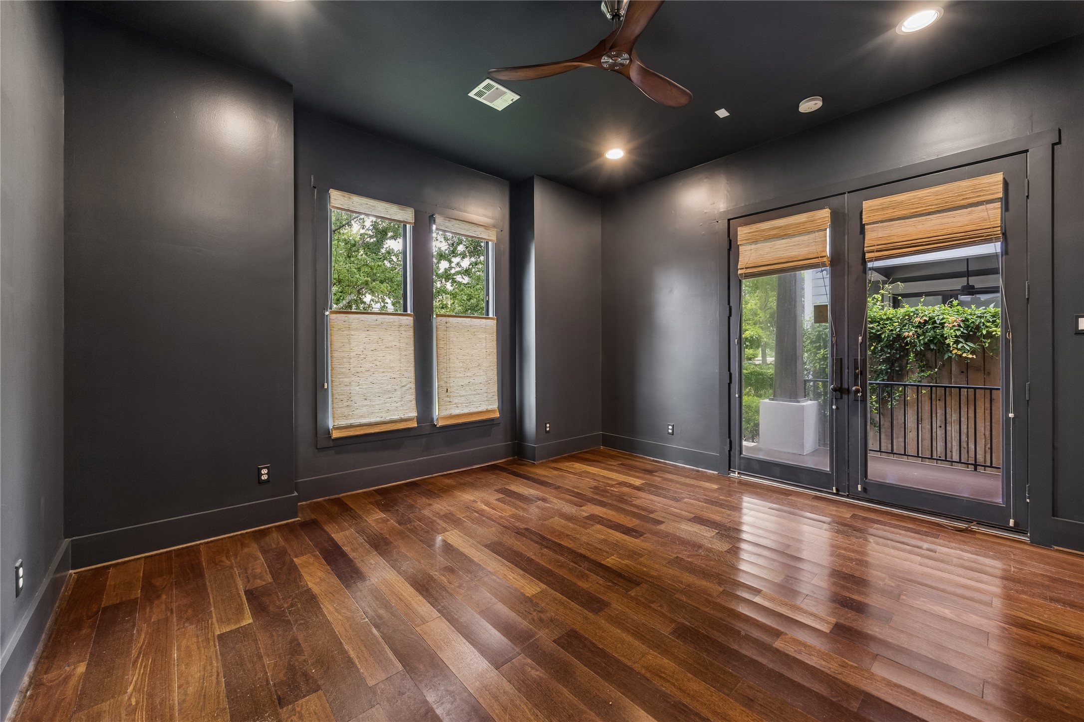 926 Nicholson Street Houston, TX 77008 - Photo 17 of 39 Private study with adjacent full bath offers flexibility as a home office or optional first-floor bedroom.