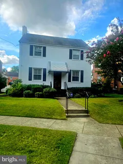 a view of a house with backyard and garden