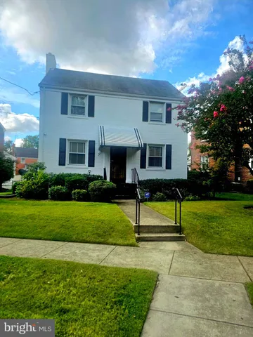 a view of a house with backyard and garden