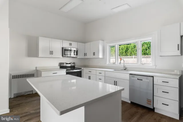 $1,299,900 | 45 East Lake Drive, Annapolis, MD 21403