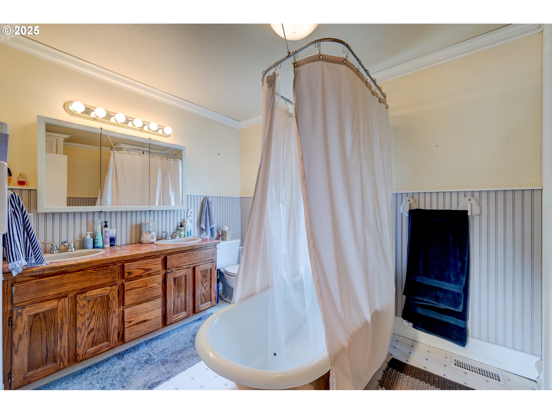 589 Northwest 3rd Avenue Canby, OR 97013 - Photo 13 of 29 Bathroom