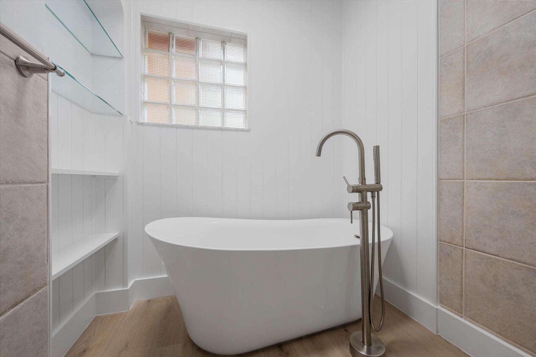 390 Neptune Road Juno Beach, FL 33408 - Photo 20 of 32 Newly renovated bath