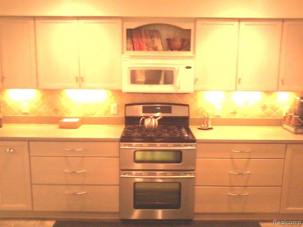 23075 Farmington Road, Unit 15 Farmington, MI 48336 - Photo 8 of 24 Jenn-Air Double Oven.jpg