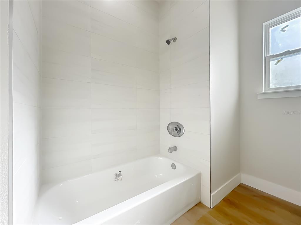 356 West 4th Street Apopka, FL 32703 - Photo 23 of 32 a bathroom with a bathtub