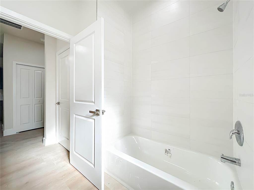 356 West 4th Street Apopka, FL 32703 - Photo 25 of 32 a bathroom with a bathtub