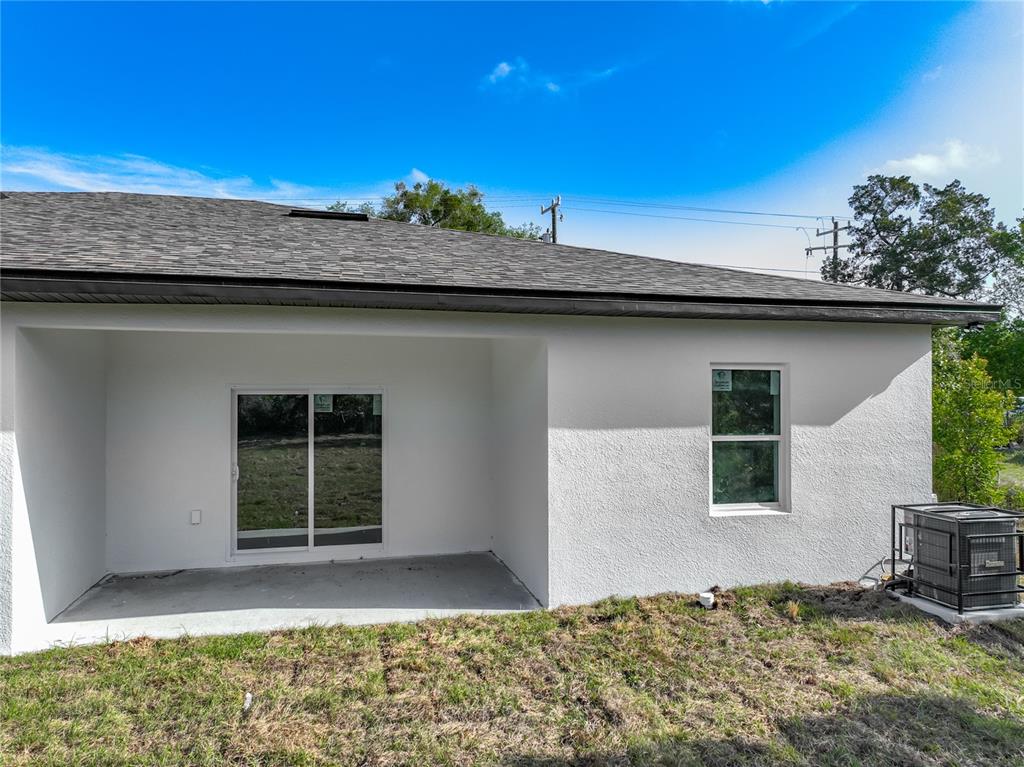 356 West 4th Street Apopka, FL 32703 - Photo 4 of 32 a backyard of a house