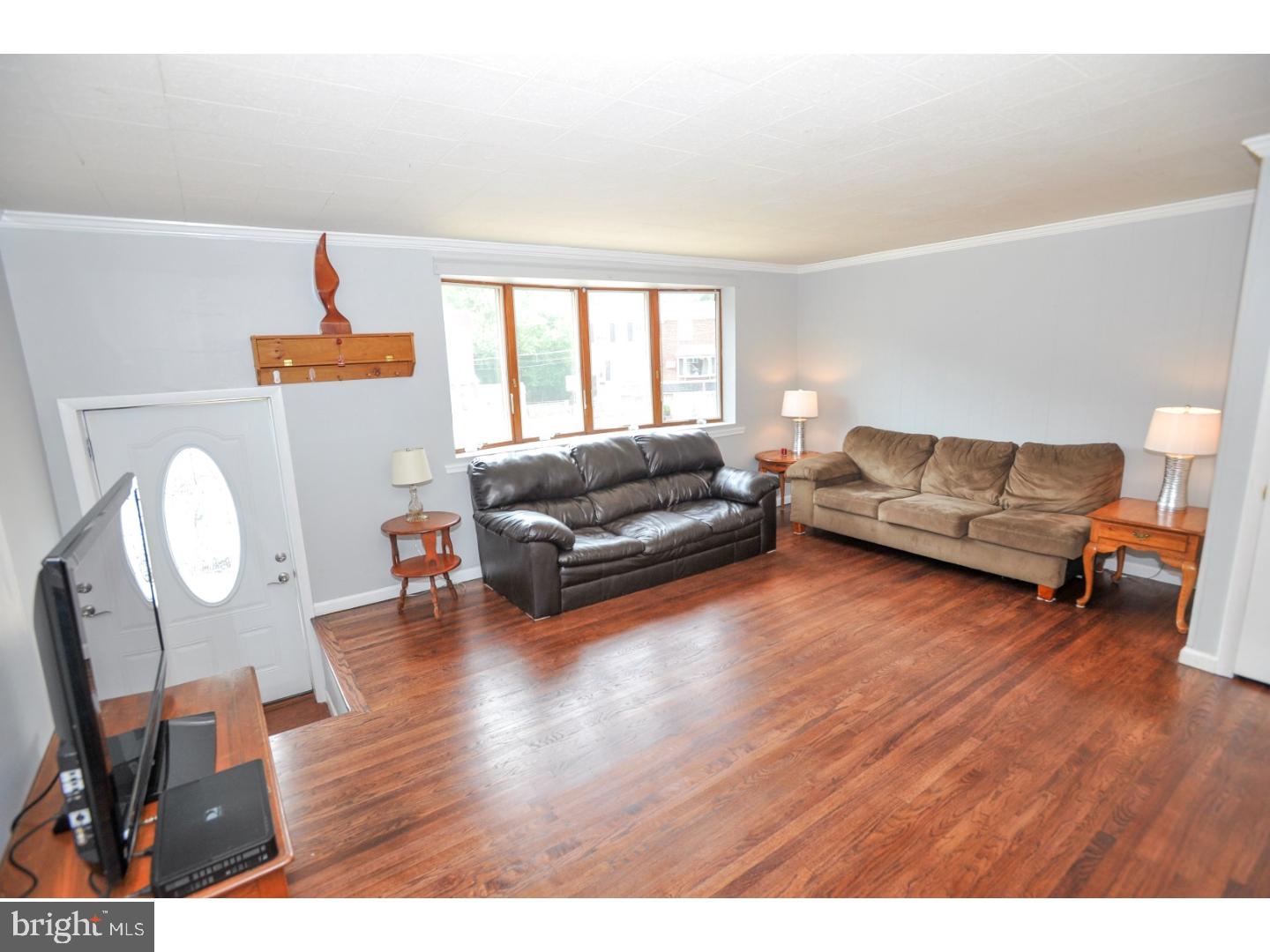 3627 Salina Road Philadelphia, PA 19154 - Photo 3 of 25 Living Room