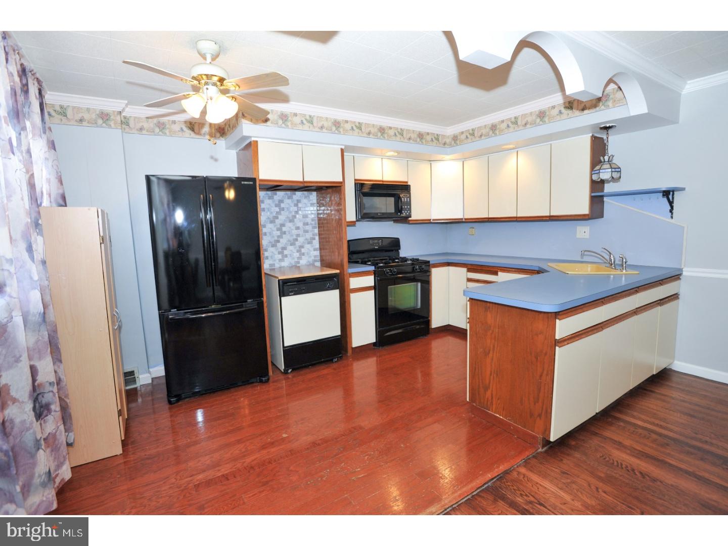 3627 Salina Road Philadelphia, PA 19154 - Photo 6 of 25 Living Room