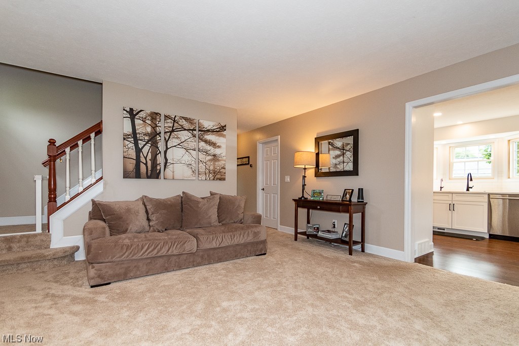 13880 Radcliffe Road Chardon, OH 44024 - Photo 12 of 35 Living room