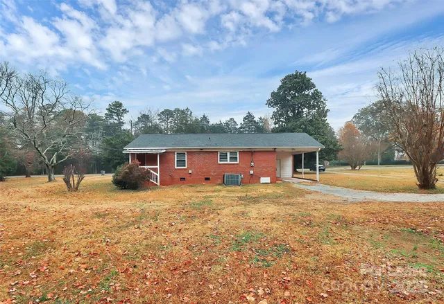 a view of a house with a yard