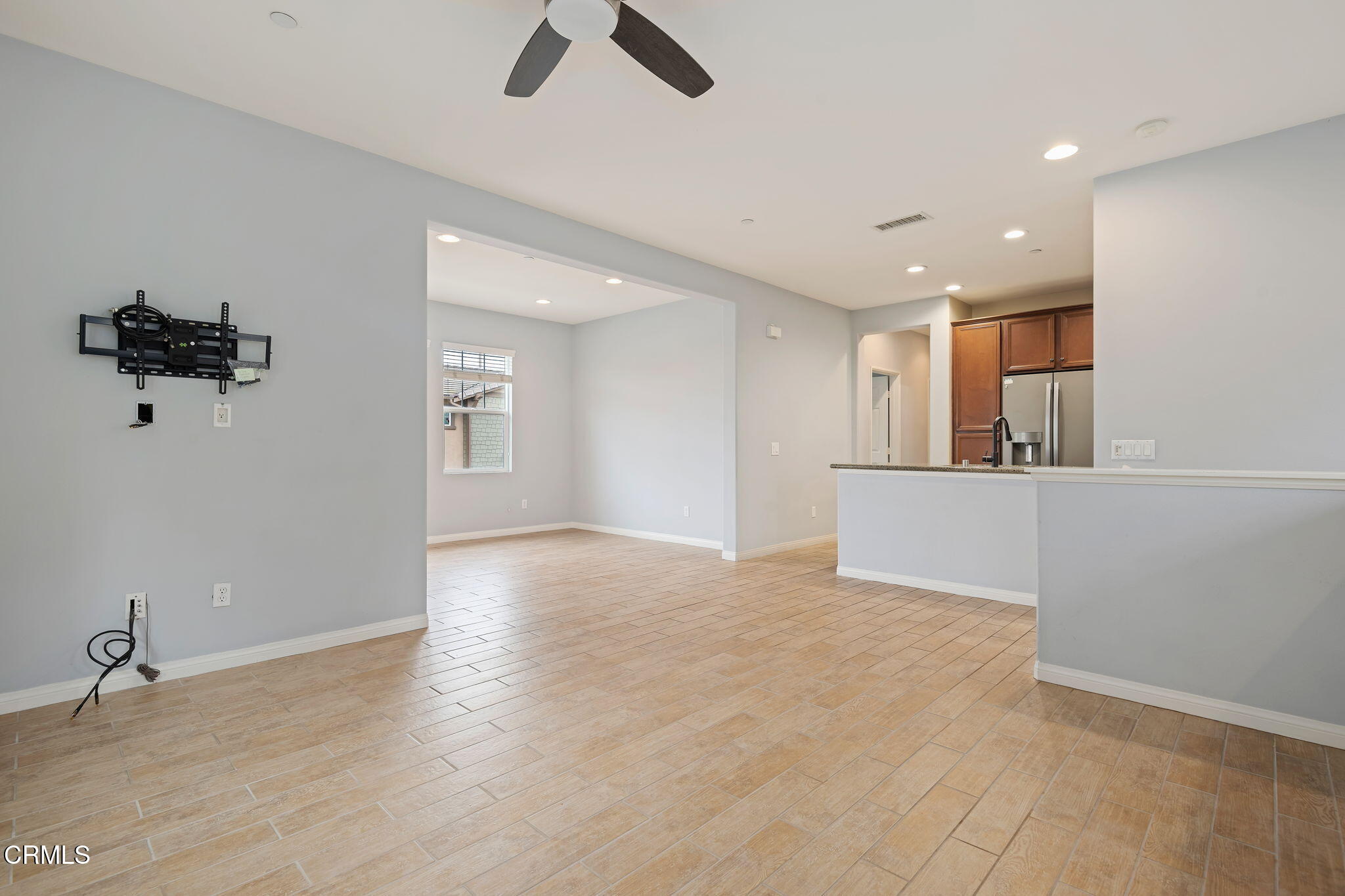 3233 Moss Landing Boulevard Oxnard, CA 93036 - Photo 5 of 25 an empty room with cabinet and mirrors