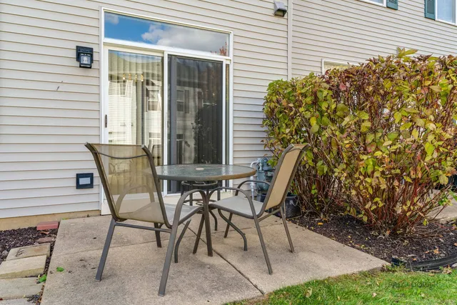 $289,999 | 2858 Falling Waters Lane, Lindenhurst, IL 60046