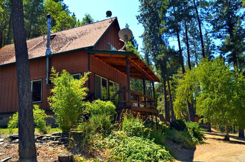 11825 Upper Applegate Road Jacksonville, OR 97530 - Photo 2 of 15 a front view of a house with garden