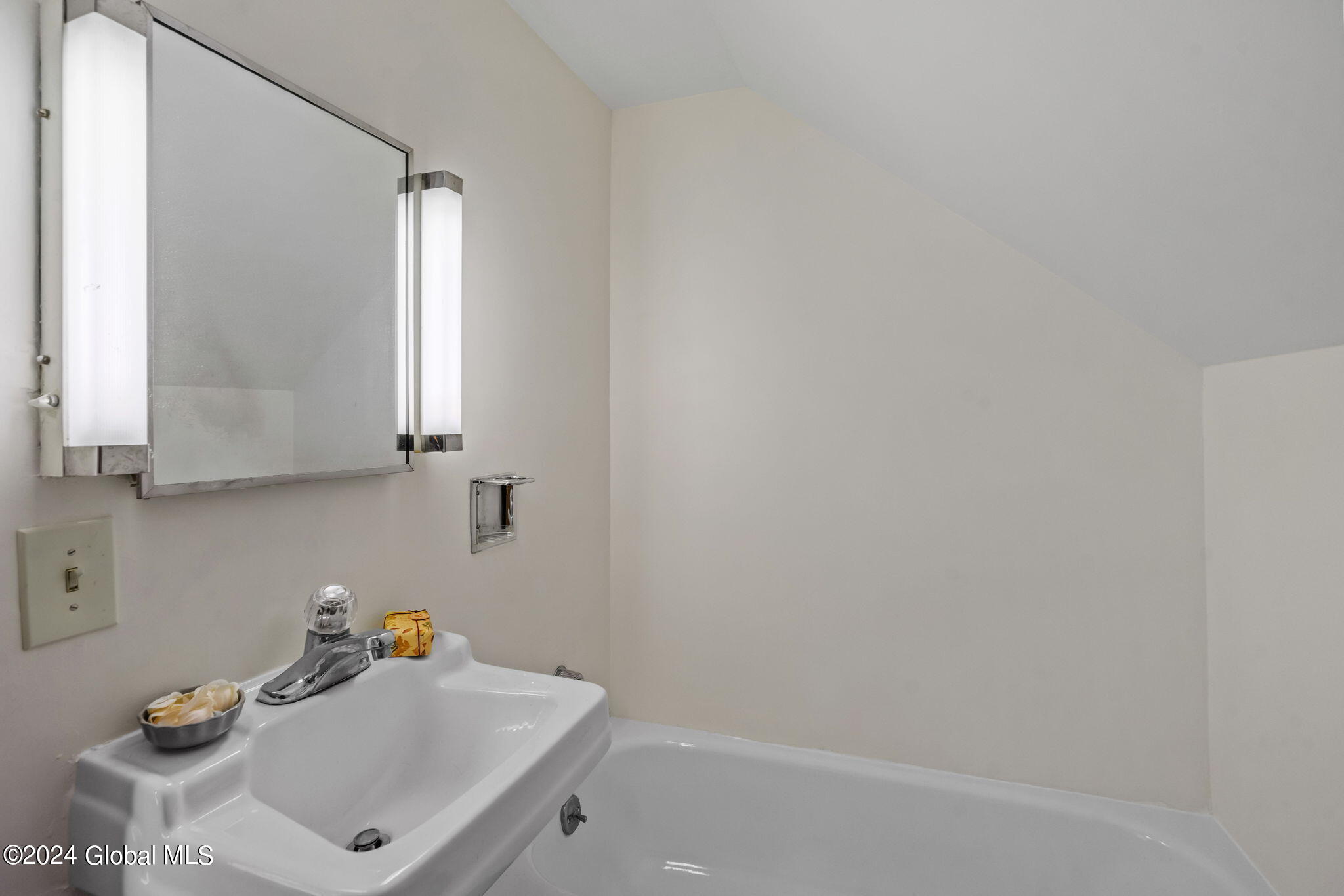 53 New Shaker Road Colonie, NY 12205 - Photo 23 of 38 Upstairs bath
