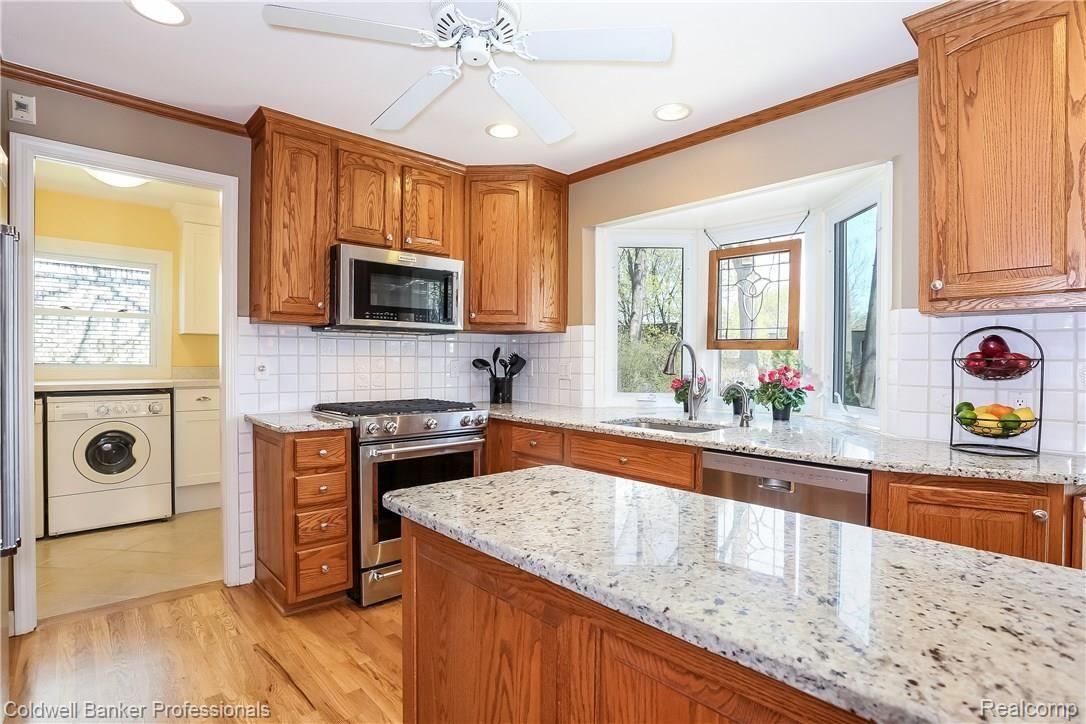 1060 Hemlock Drive Rochester, MI 48307 - Photo 8 of 42 011-Kitchen-5705179-large.jpg