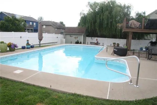 $400,000 | 1301 Bradford Drive, Greenwood, MO 64034