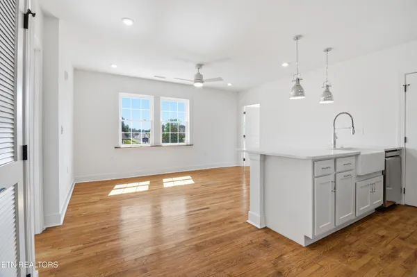 $270,000 | 2724 East Magnolia Avenue, Unit 401, Knoxville, TN 37914