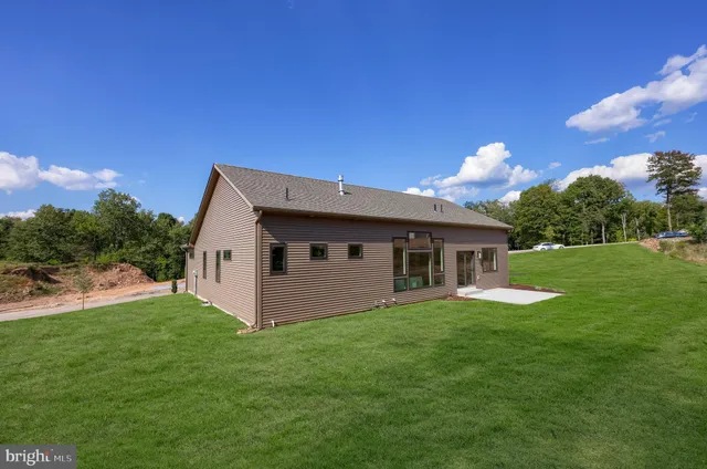 a view of a house with backyard and garden