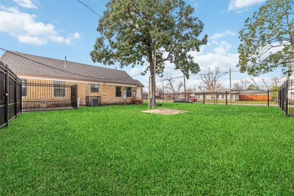 $2,100 | 5012 Irvington Boulevard, Houston, TX 77009