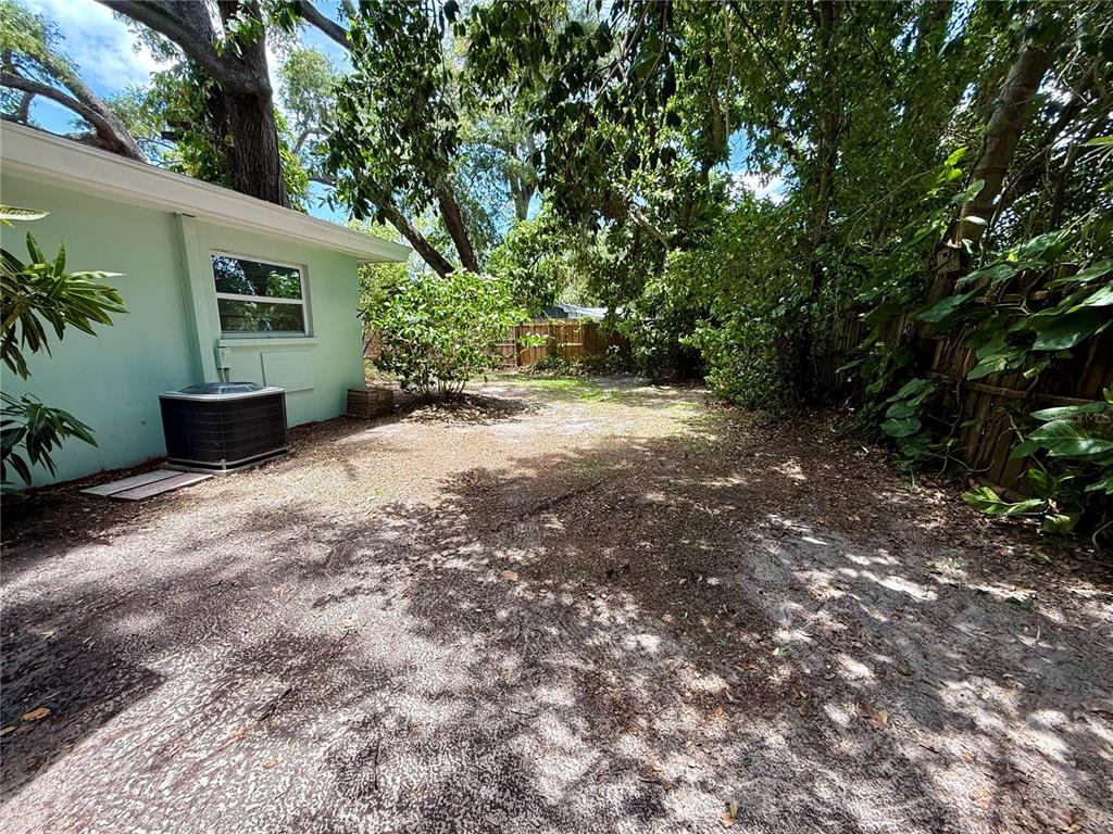 677 Oakwood Drive Dunedin, FL 34698 - Photo 5 of 31