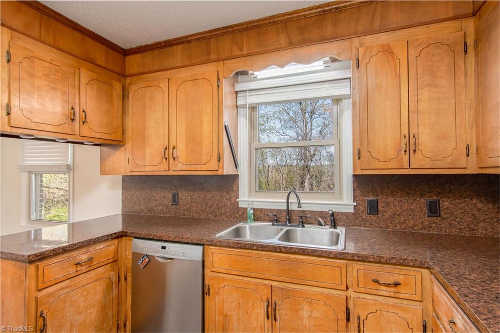 610 Cedarbrook Road Jonesville, NC 28642 - Photo 6 of 19 Gallery Image 6