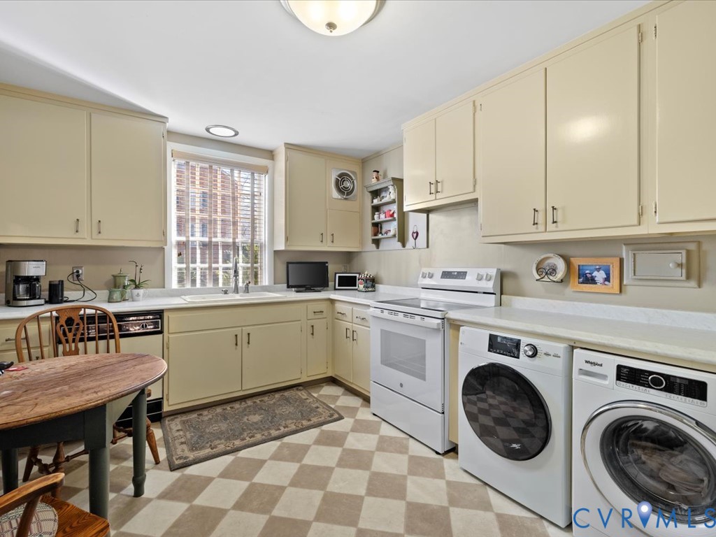 6161 River Road, Unit 36 Richmond, VA 23226 - Photo 14 of 37 Kitchen with washer/dryer and space for small tabl