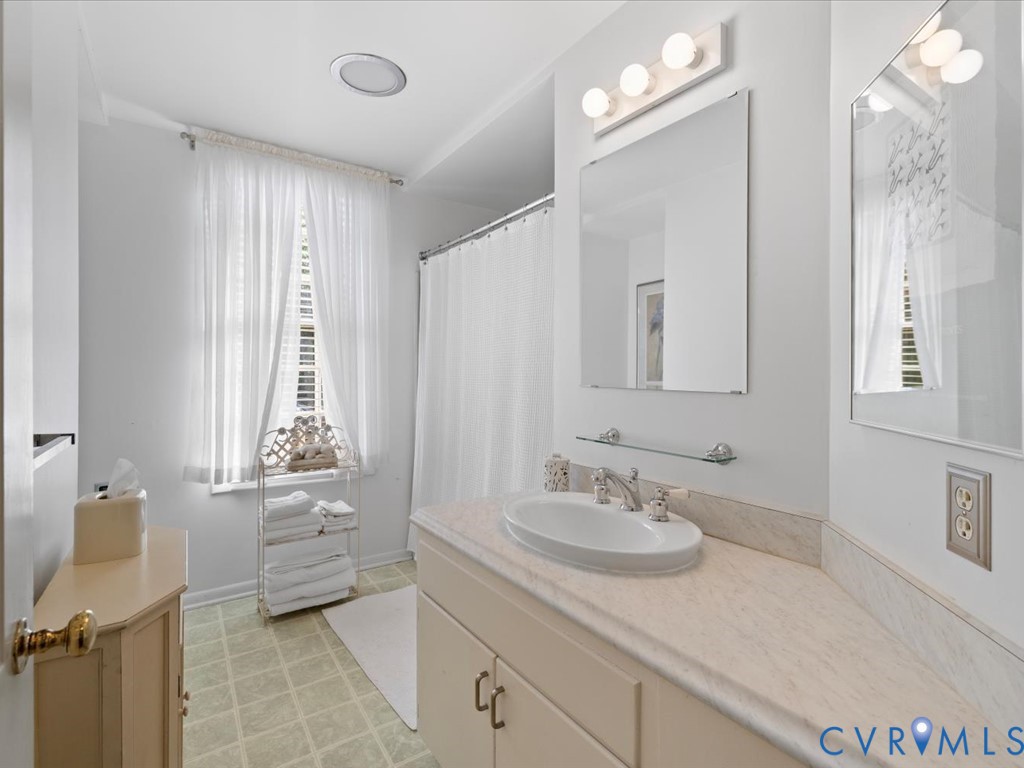 6161 River Road, Unit 36 Richmond, VA 23226 - Photo 25 of 37 Hall bathroom with shower/tub