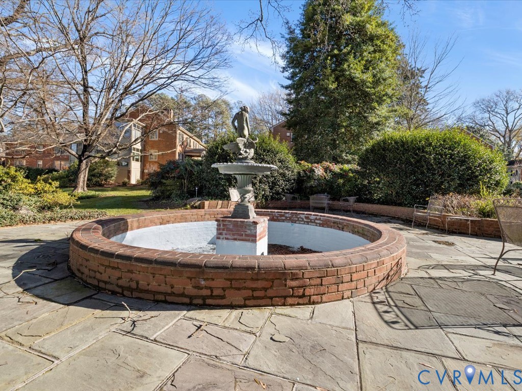 6161 River Road, Unit 36 Richmond, VA 23226 - Photo 31 of 37 Chatham Square fountain