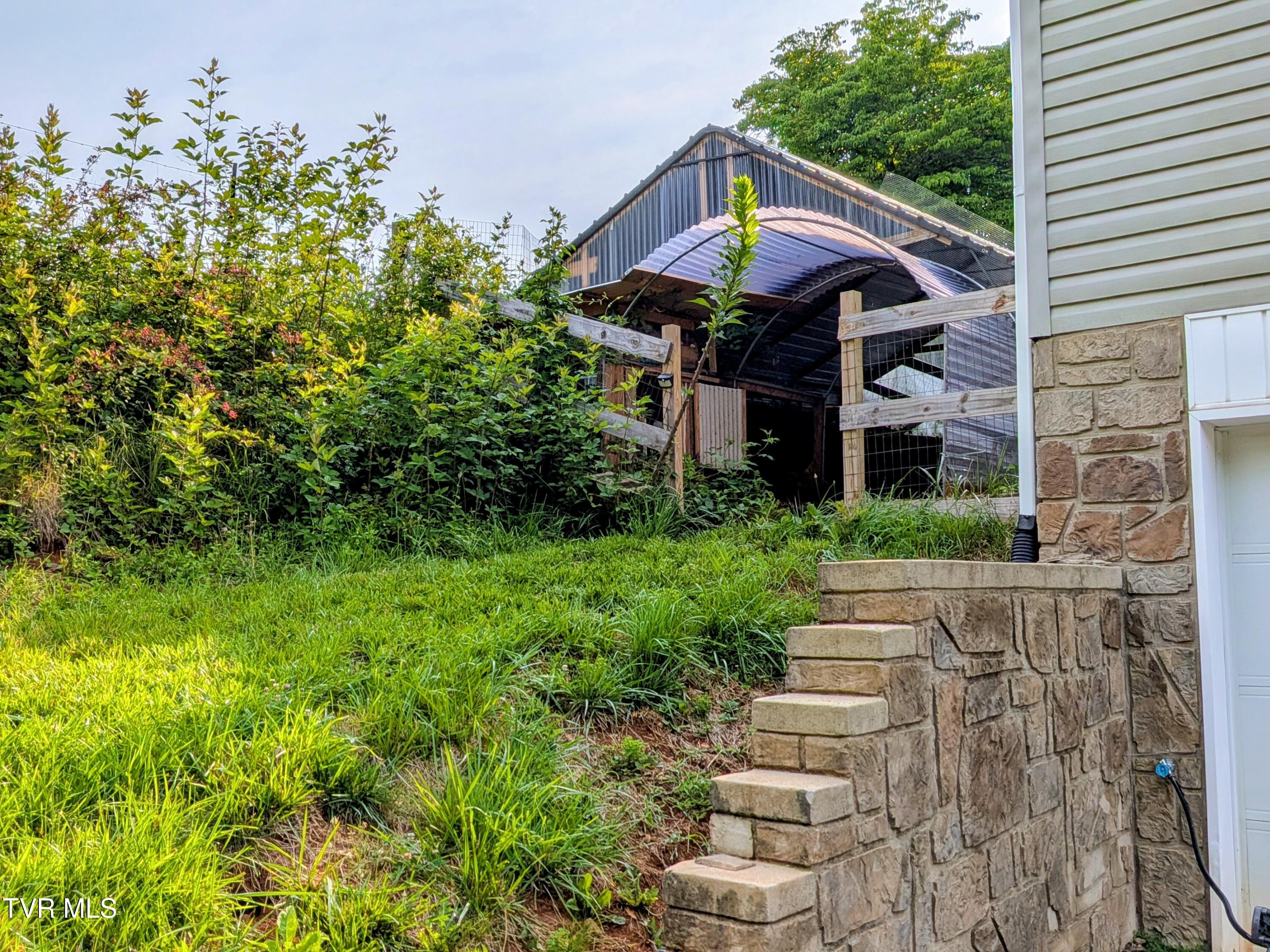 113 Nave Hollow Road Elizabethton, TN 37643 - Photo 58 of 91 Chicken Coop