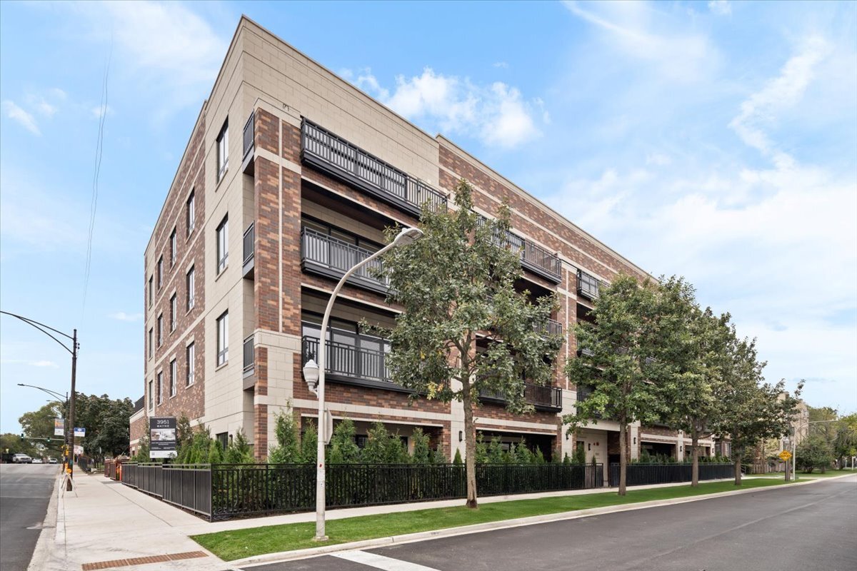 3951 North Wayne Avenue, Unit 308 Chicago, IL 60613 - Photo 22 of 22 a view of a tall building next to a yard