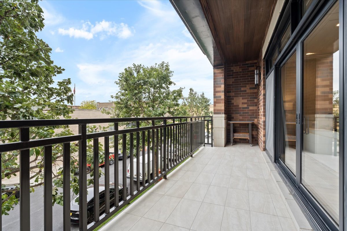3951 North Wayne Avenue, Unit 308 Chicago, IL 60613 - Photo 9 of 22 a view of balcony with seating space