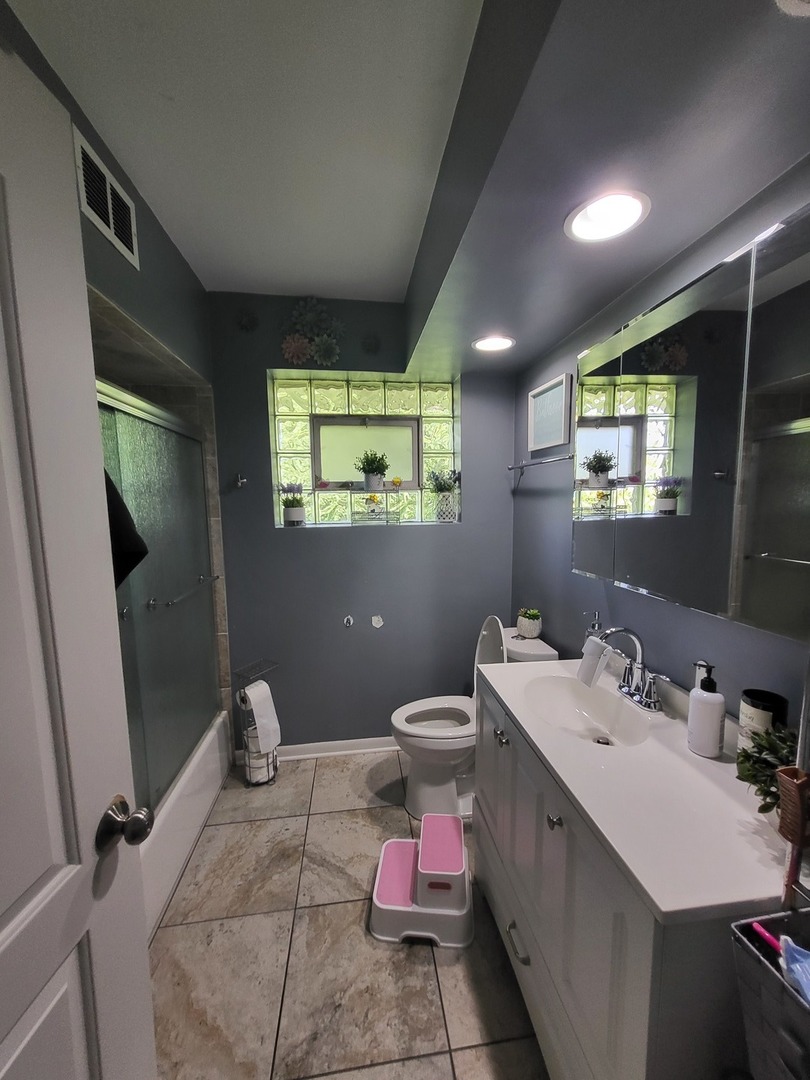 472 Northgate Court Riverside, IL 60546 - Photo 12 of 23 a bathroom with a sink mirror and toilet
