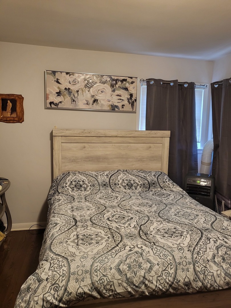 472 Northgate Court Riverside, IL 60546 - Photo 3 of 23 a bed sitting in a bedroom with a bed