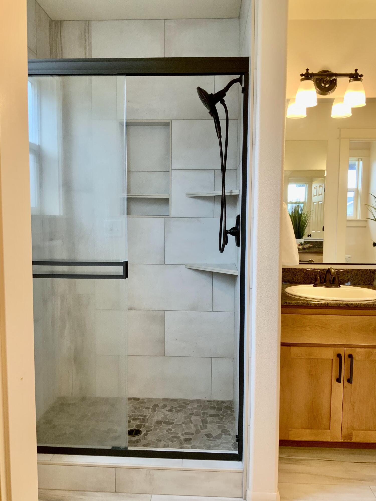 575 Barton Road Eagle Point, OR 97524 - Photo 13 of 26 Master Bath