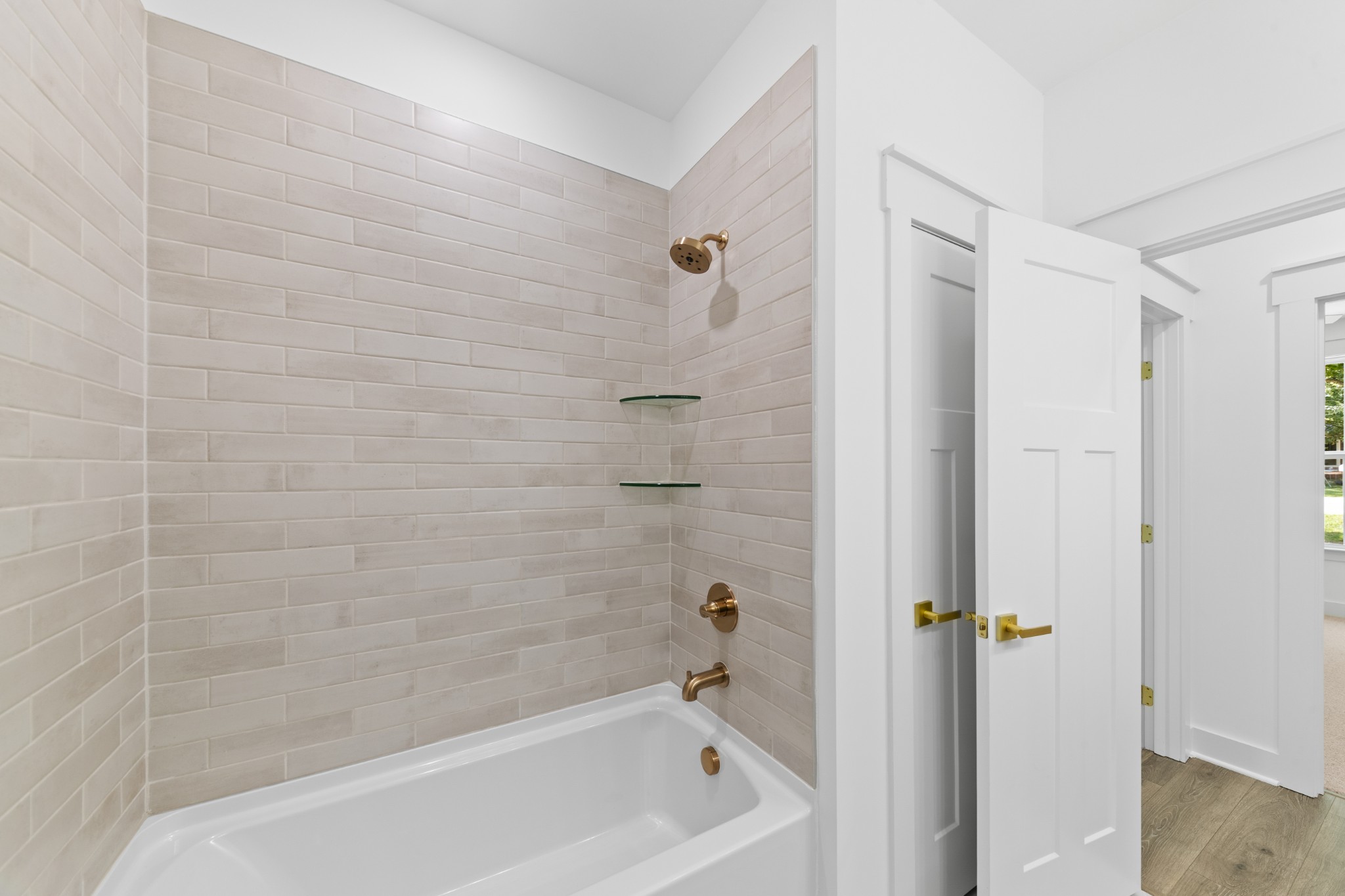 112 Stoneybrook Road Columbia, TN 38401 - Photo 31 of 47 a bathroom with a bathtub