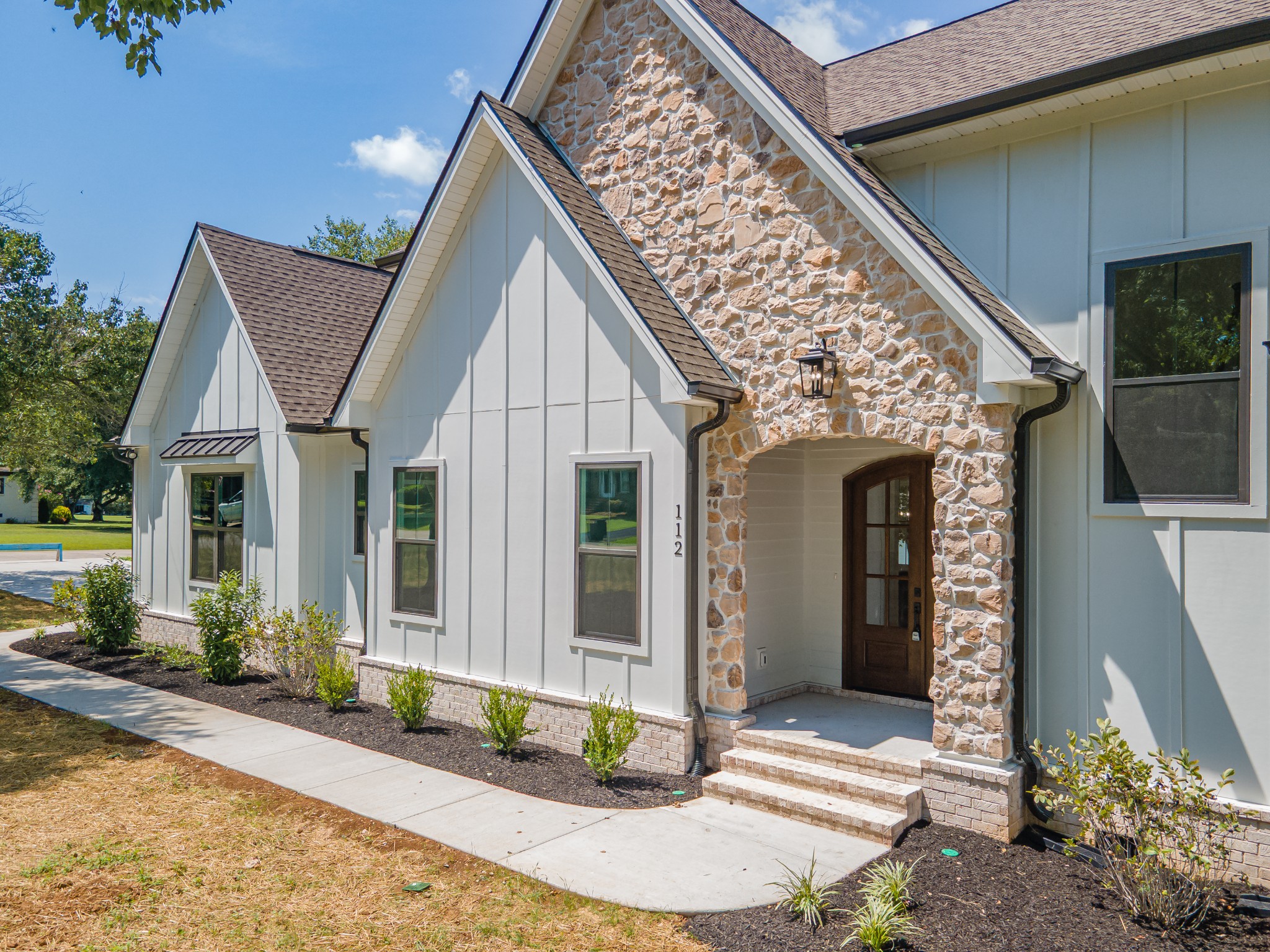 112 Stoneybrook Road Columbia, TN 38401 - Photo 4 of 47 a front view of a house with garden
