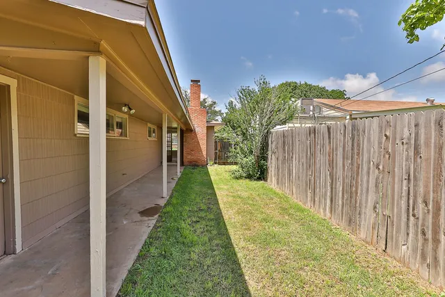 a view of a backyard with pathway
