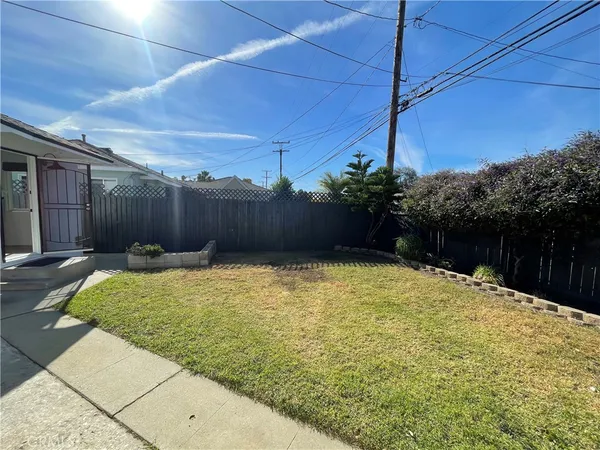 a view of a backyard