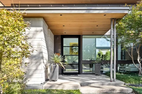 a view of entryway with a garden