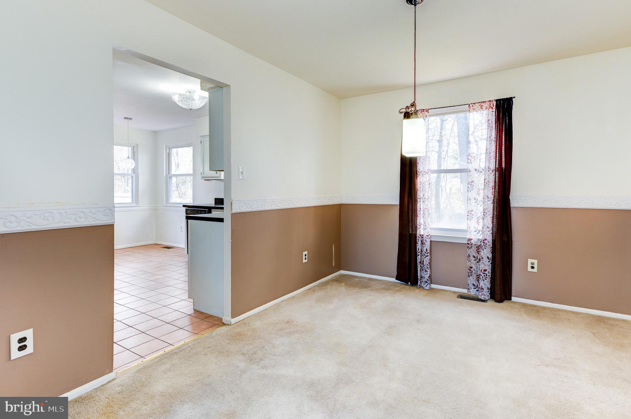 18 Hanover Place Sicklerville, NJ 08081 - Photo 11 of 36 Access to Eat-In Kitchen from DR