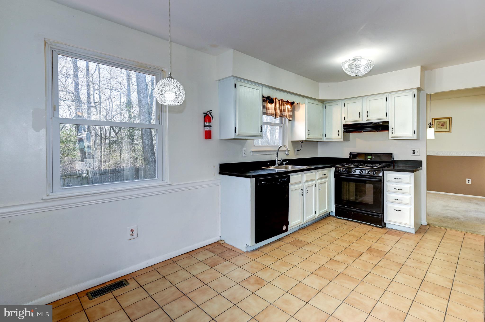 18 Hanover Place Sicklerville, NJ 08081 - Photo 13 of 36 Large Eat-In Kitchen