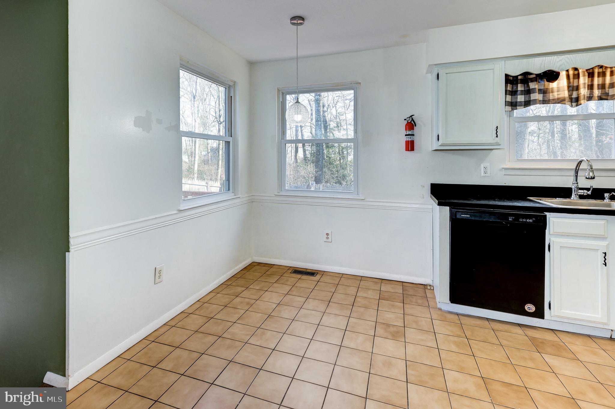 18 Hanover Place Sicklerville, NJ 08081 - Photo 14 of 36 Plenty of Room for Table in Eat-In Kitchen