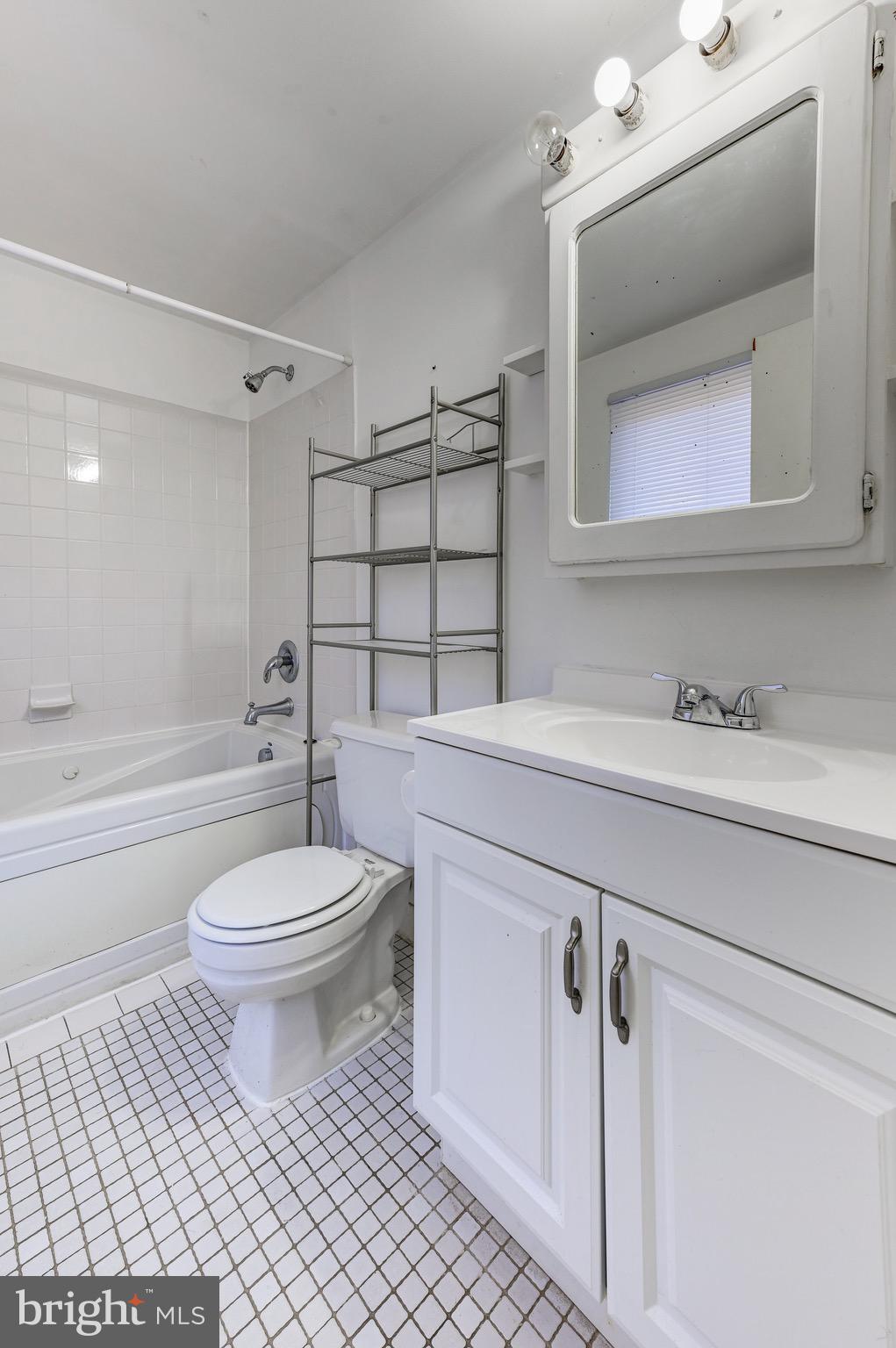 18 Hanover Place Sicklerville, NJ 08081 - Photo 24 of 36 Master Bathroom