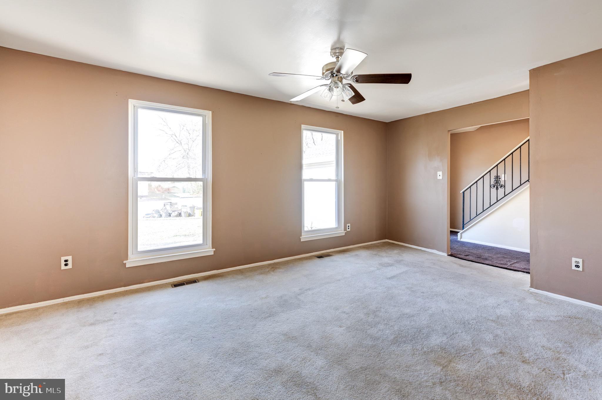 18 Hanover Place Sicklerville, NJ 08081 - Photo 6 of 36 Large Living Room