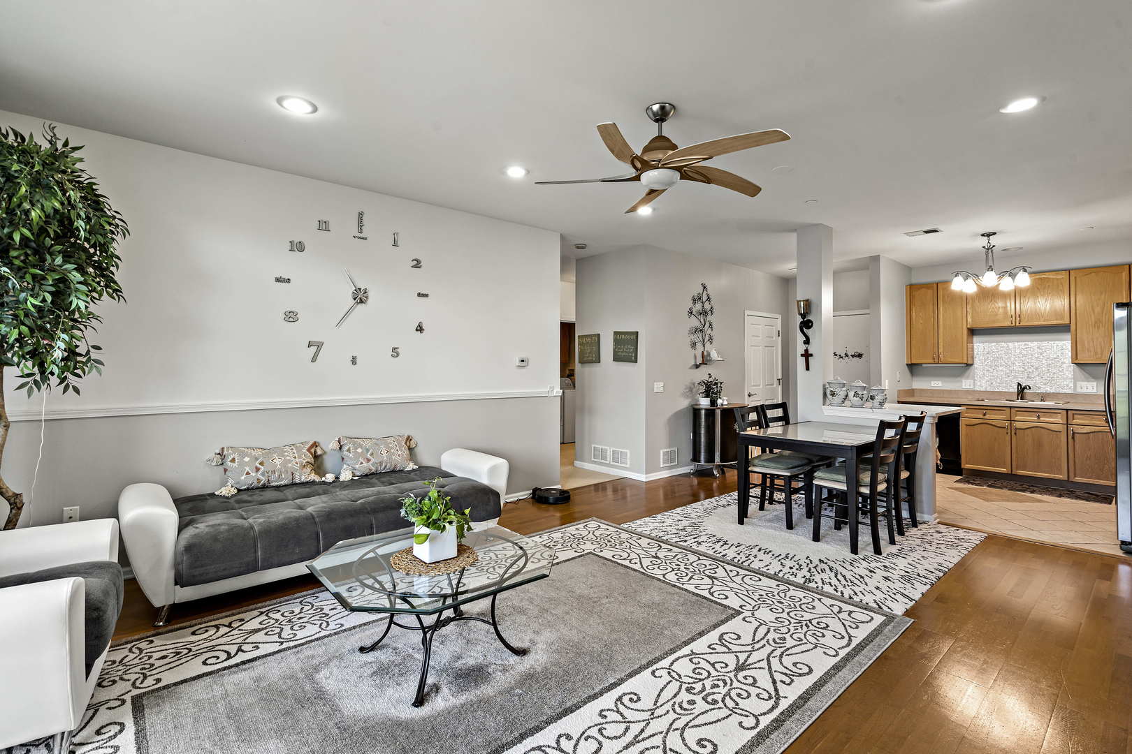660 McHenry Road, Unit 306 Wheeling, IL 60090 - Photo 4 of 17 a living room with furniture and kitchen view