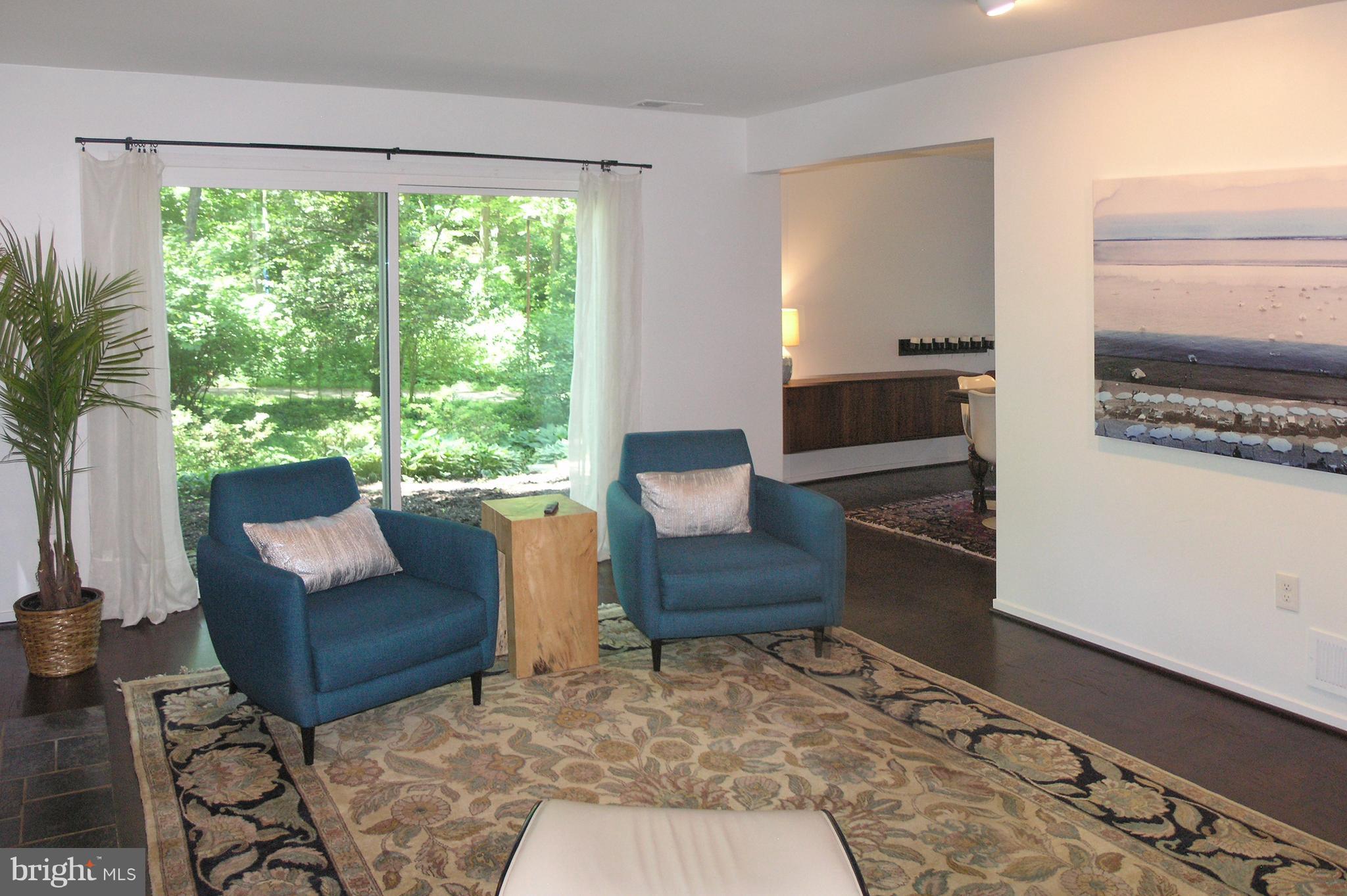 1622 Greenbriar Court Reston, VA 20190 - Photo 8 of 30 Living Room