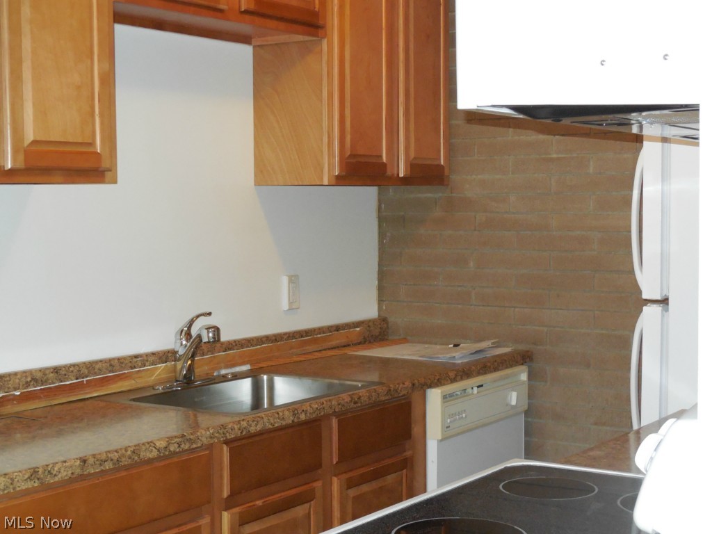 5721 Som Center Road, Unit 21 Solon, OH 44139 - Photo 4 of 11 Pullman Kitchen with appliances, and dining area.