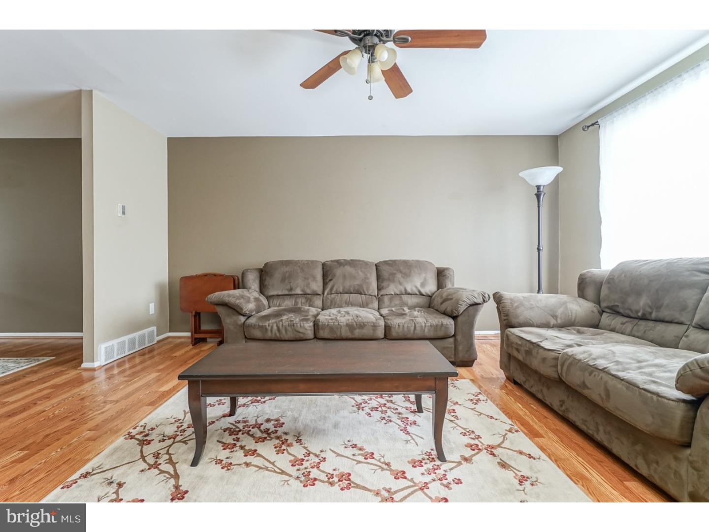 3574 Dows Road Philadelphia, PA 19154 - Photo 2 of 25 Living Room